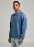 Męska bluza typu henley – luźny krój, zapięcie na guziki, styl vintage