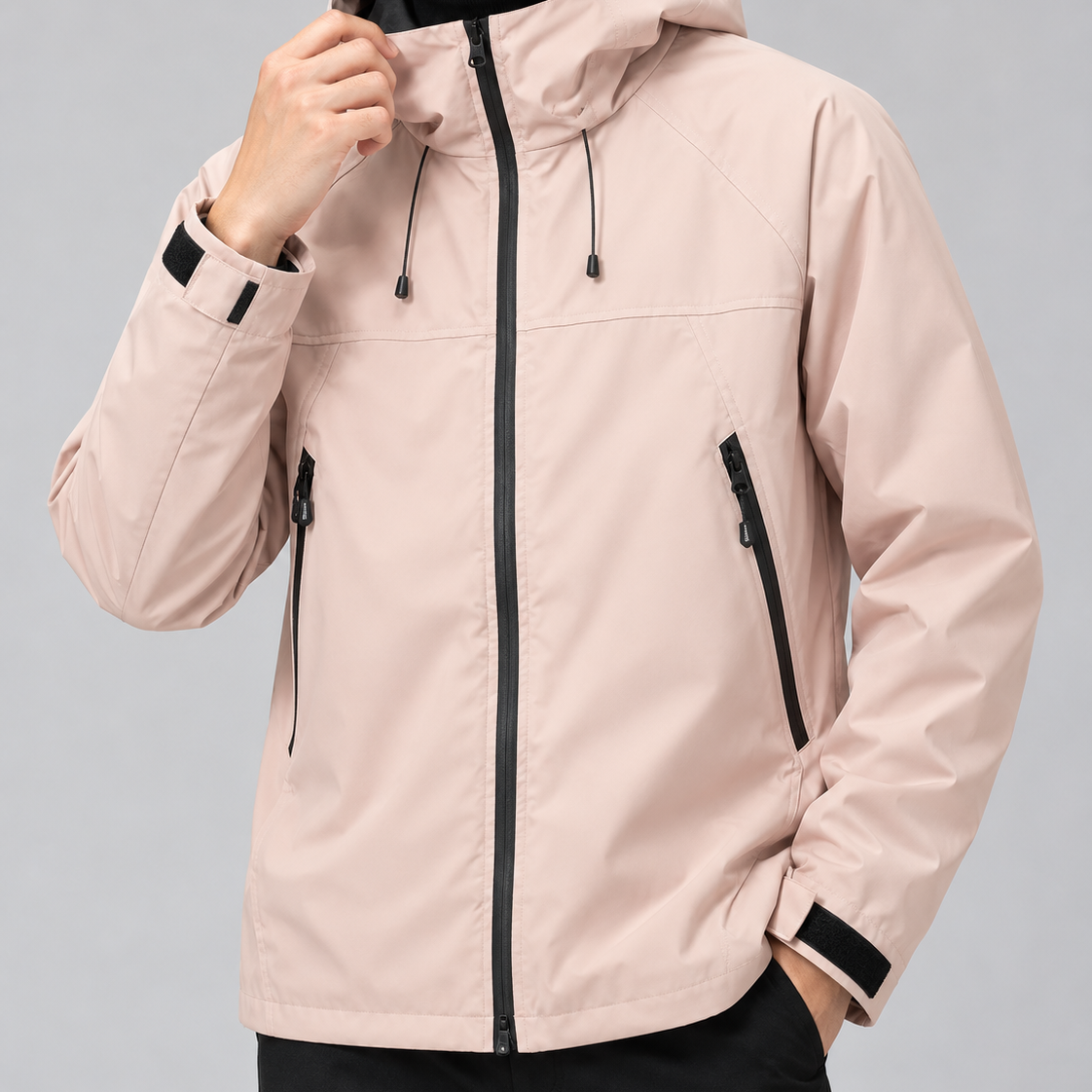 Kurtka Typu Soft-shell  – Regulowany kaptur, wysoki kołnierz i kieszenie na zamek