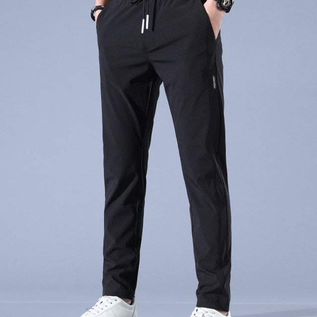 Spodnie Dresowe Slim Fit – Zwężany Krój, Elastyczny Pas, Na Trening i Na Co Dzień
