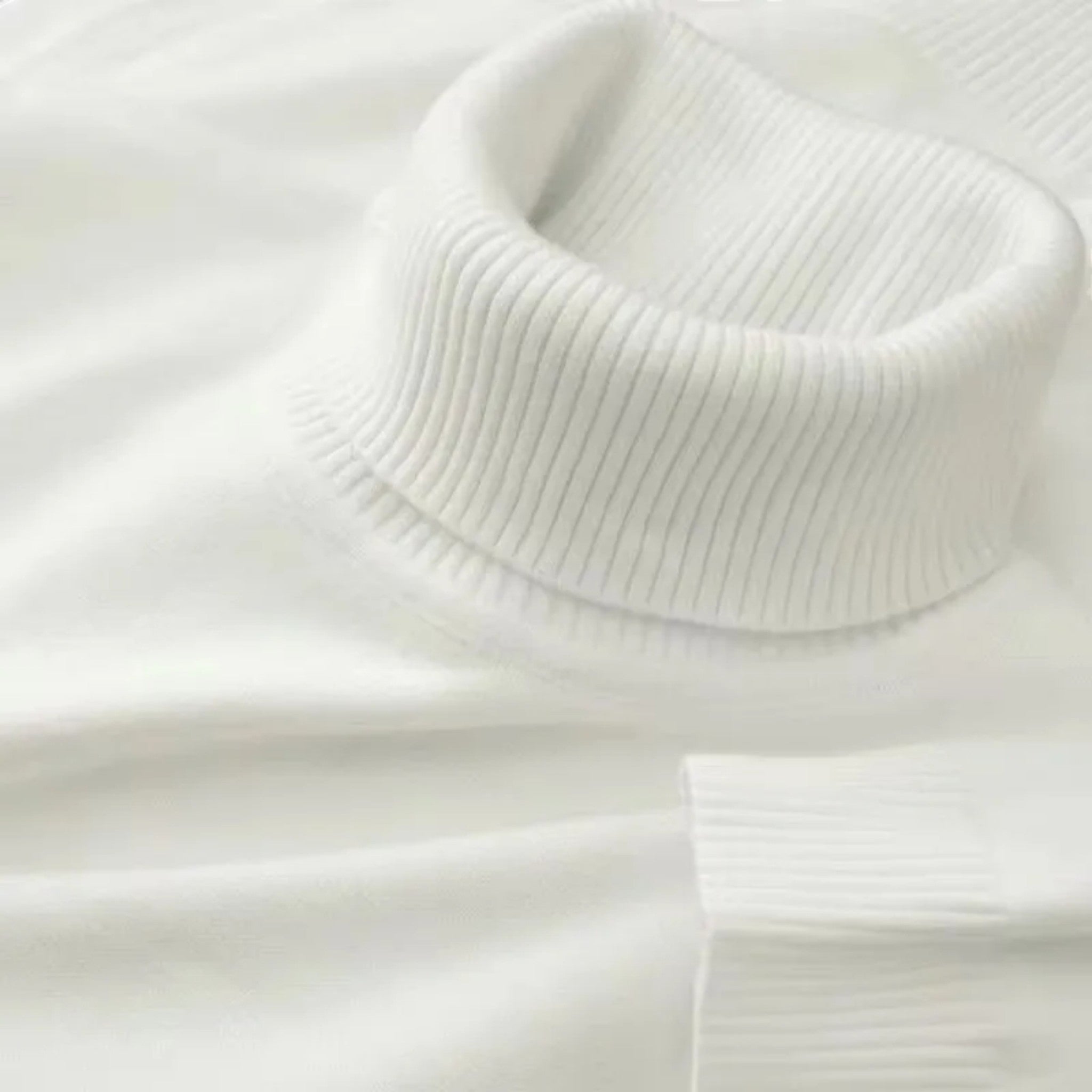 Sweter z golfem – dopasowany krój, minimalistyczny casual, warstwowa stylizacja premium na co dzień