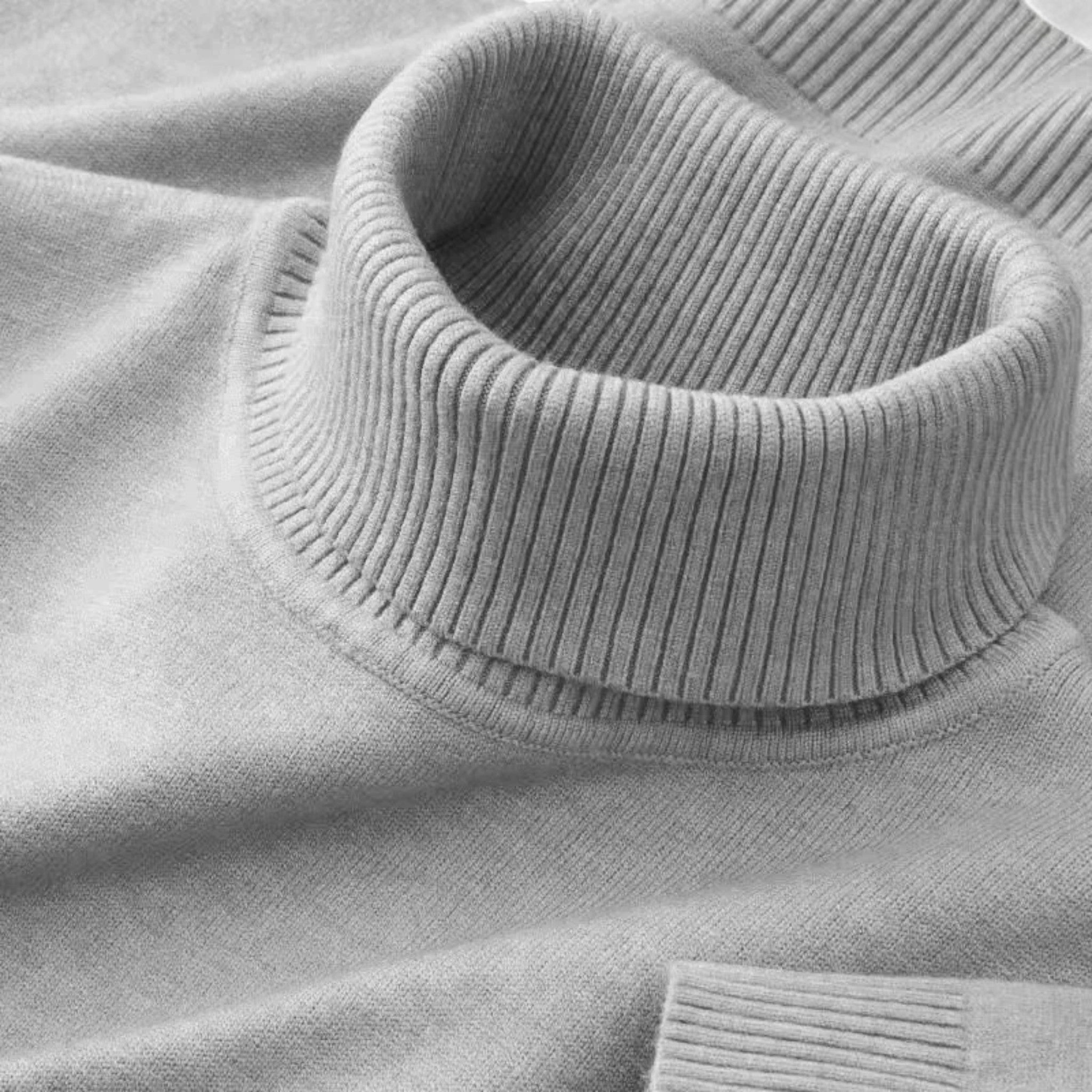Sweter z golfem – dopasowany krój, minimalistyczny casual, warstwowa stylizacja premium na co dzień