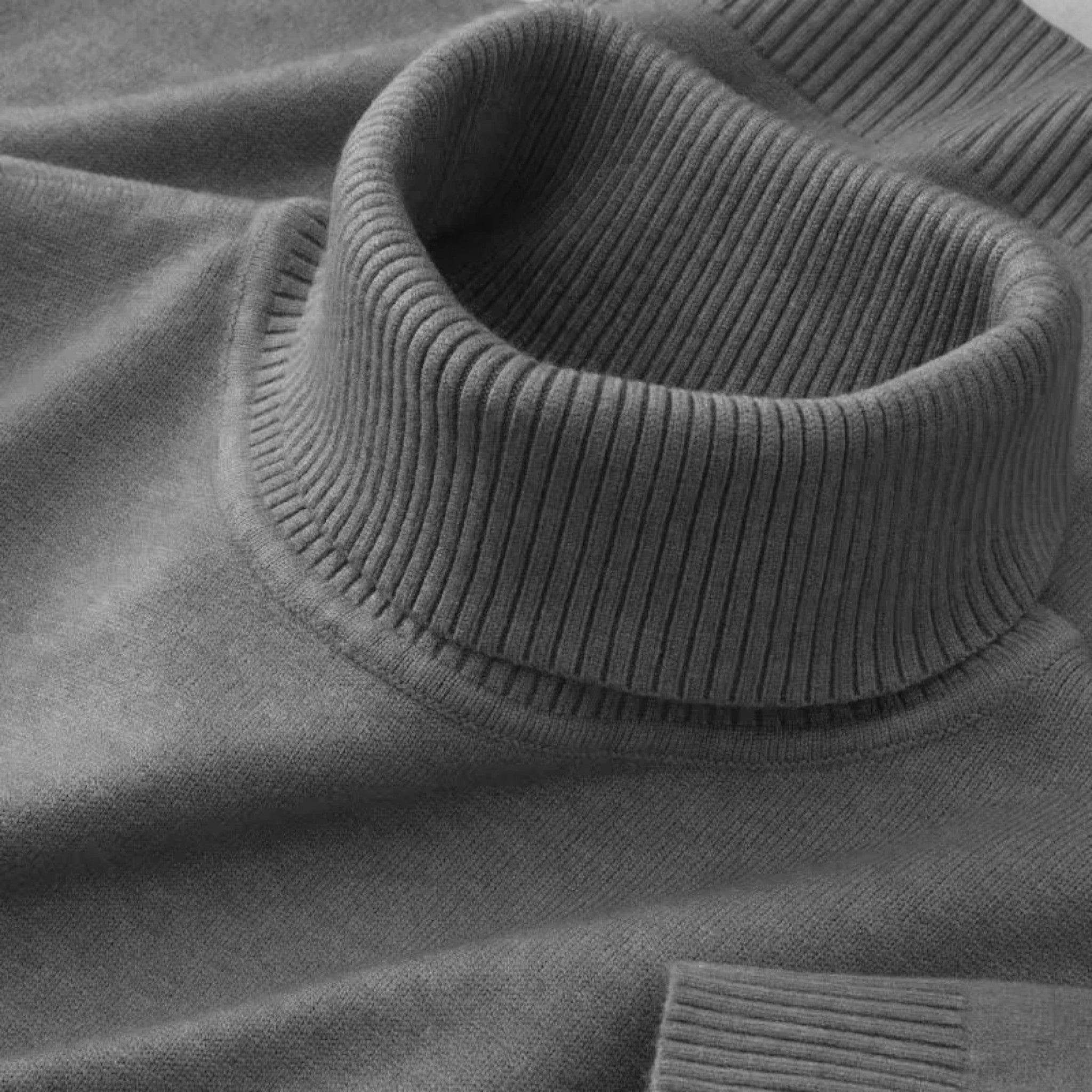 Sweter z golfem – dopasowany krój, minimalistyczny casual, warstwowa stylizacja premium na co dzień