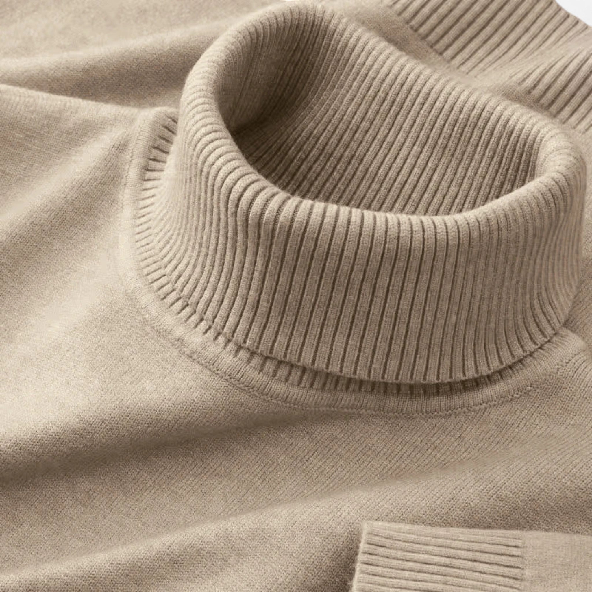 Sweter z golfem – dopasowany krój, minimalistyczny casual, warstwowa stylizacja premium na co dzień