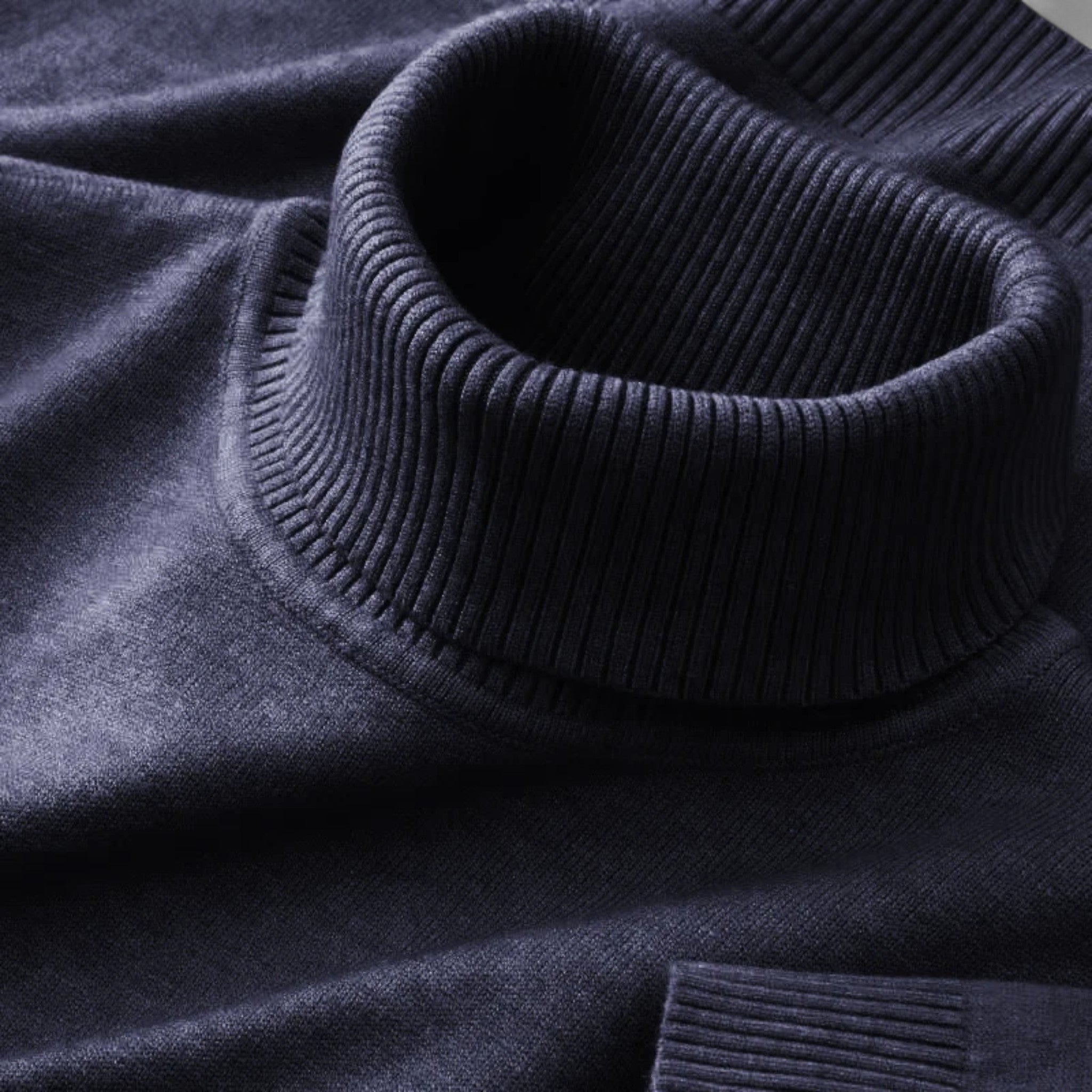 Sweter z golfem – dopasowany krój, minimalistyczny casual, warstwowa stylizacja premium na co dzień